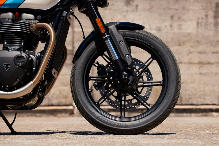 Sepeda motor klasik modern Triumph Speed Twin 900 2025