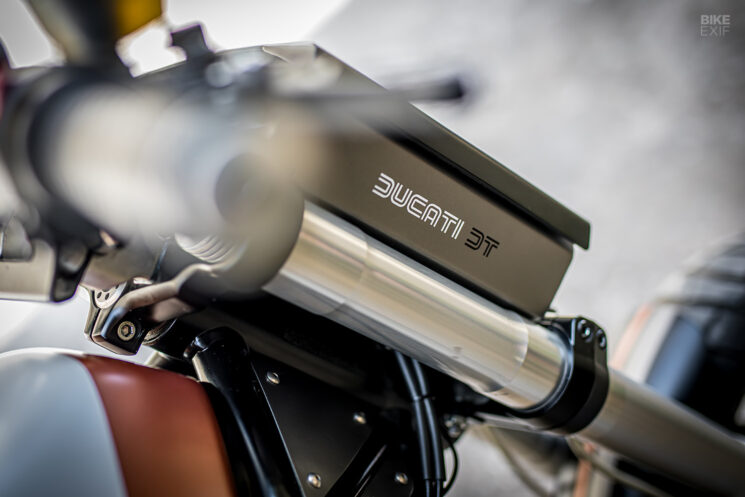 Pelacak jalanan Ducati Multistrada 1000 DS kustom