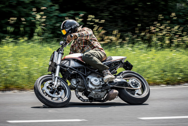 Pelacak jalanan Ducati Multistrada 1000 DS kustom