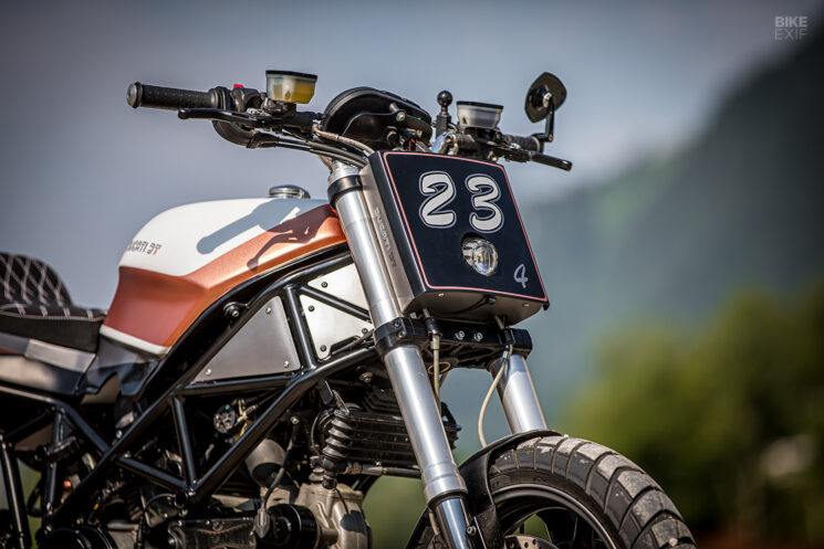 Pelacak jalanan Ducati Multistrada 1000 DS kustom
