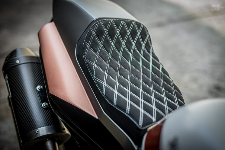 Pelacak jalanan Ducati Multistrada 1000 DS kustom