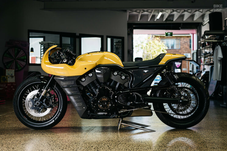Pembalap kafe Harley-Davidson V-Rod oleh Black Cycles Australia