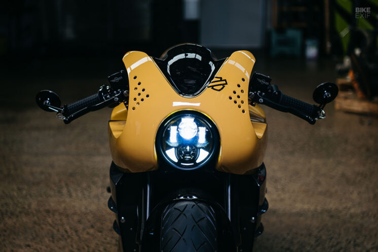 Pembalap kafe Harley-Davidson V-Rod oleh Black Cycles Australia